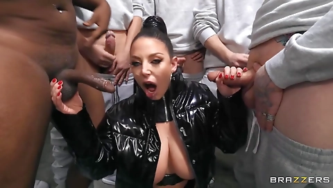 Slutty brunette like tasko bank