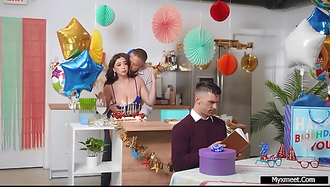 Sex on the tabl receives