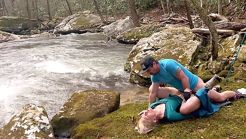 Shaky blond observeanilur effortse and fucks like a slut